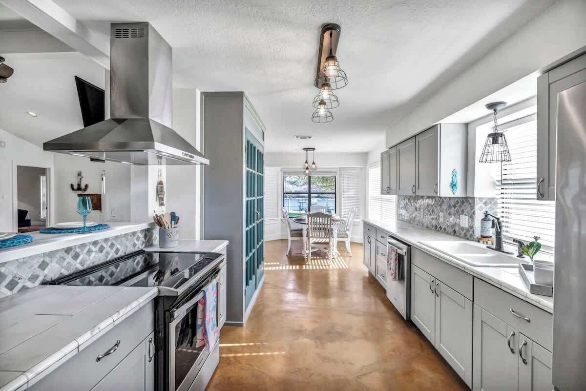 独立别墅, 多张床, 露台 (1305 Lakeshore Dr) | 私人厨房 | 茶具/咖啡用具、电热水壶