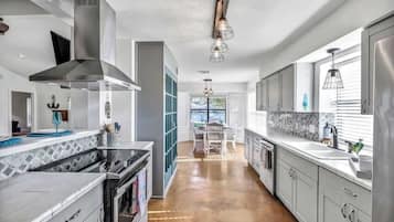 Ferienhaus, Mehrere Betten, Terrasse (1305 Lakeshore Dr) | Eigene Küche