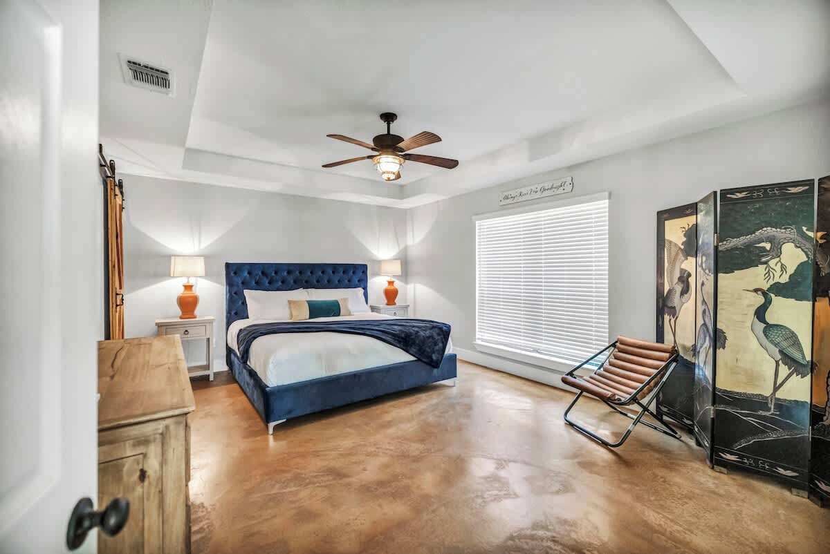 独立别墅, 多张床, 露台 (1305 Lakeshore Dr) | 3 多间卧室、特色装修、特色家居、床单