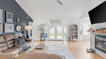 Maison, plusieurs lits, patio (1305 Lakeshore Dr) | Coin séjour