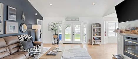 Casa, varias camas, patio (1305 Lakeshore Dr) | Área de sala de estar | Chimenea