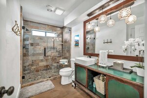 House, Multiple Beds, Patio (1305 Lakeshore Dr) | Bathroom | Towels