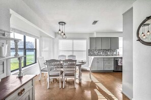 Hus - flera sängar - uteplats (1305 Lakeshore Dr) | Restauranger