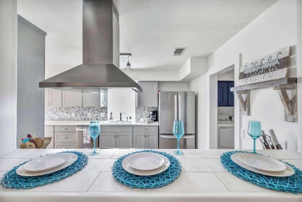 独立别墅, 多张床, 露台 (1305 Lakeshore Dr) | 私人厨房 | 茶具/咖啡用具、电热水壶