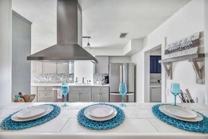 Casa, várias camas, varanda (1305 Lakeshore Dr) | Cozinha privada | Cafeteira/chaleira, chaleira elétrica