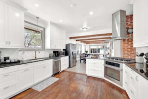 Casa, várias camas, acesso à piscina, vista para a piscina (106 East Nimitz) | Cozinha privada | Geladeira, micro-ondas, fogão, cooktop