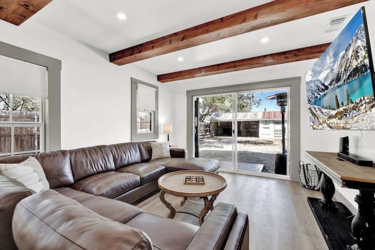 House, Multiple Beds, Pool Access, Pool View (106 East Nimitz) | Living area