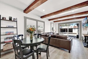 Ferienhaus, Mehrere Betten, Poolzugang, Poolblick (106 East Nimitz) | Innenbereich