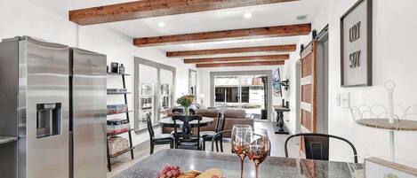 Ferienhaus, Mehrere Betten, Poolzugang, Poolblick (106 East Nimitz) | Speisen