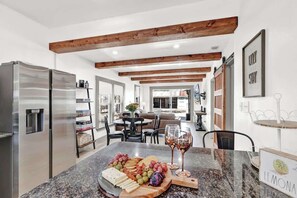 Casa, letti multipli, accesso alla piscina, vista piscina (106 East Nimitz) | 4 camere, con stile personalizzato, con arredamento individuale