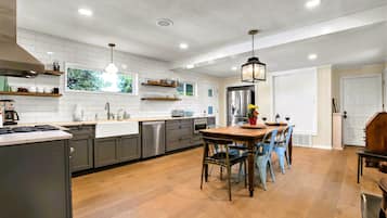 Rumah, Beberapa Tempat Tidur, dapur | Dapur pribadi | Lemari es, microwave, oven, dan kompor