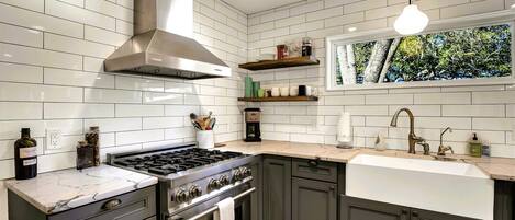 House, Multiple Beds, Kitchen | Private kitchen | Fridge, microwave, oven, stovetop