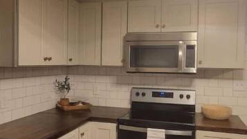 雪櫃、微波爐、焗爐、爐具