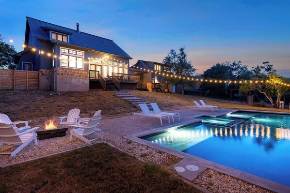 Outdoor pool - Luxurious Lake Park House: Sleeps 25, Pool, Hot-tub, Firepit and Game Room! (Dripping Springs)