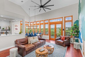 Casa, letti multipli, accesso alla piscina (10512 Lakepark Dr) | Area soggiorno | TV, caminetto