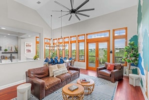 Casa, letti multipli, accesso alla piscina (10512 Lakepark Dr) | Area soggiorno | TV, caminetto