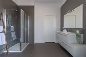 Een douche, een haardroger, handdoeken, zeep