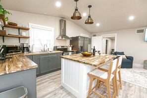 平房, 1 張特大雙人床和 1 張沙發床, 庭院 | 私人廚房 | 電冰箱、微波爐、烤箱、爐台