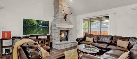 Ferienhaus, Mehrere Betten, Terrasse, Stadtblick (801 N Bowie St) | Wohnbereich | Kamin, MP3-Dockingstation