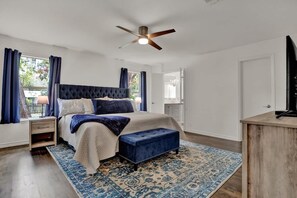 Huis, Meerdere bedden, terras, uitzicht op de stad (801 N Bowie St) | 4 slaapkamers, individueel gedecoreerd, individueel gemeubileerd