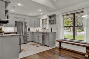 Casa, varias camas, patio, vista a la ciudad (801 N Bowie St) | Cocina privada | Cafetera y tetera 