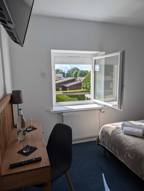 أغطية فراش متميزة وأسرّة بإسفنج يتكيف مع شكل الجسم ومكتب