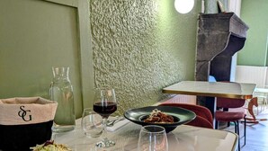 Een eettafel met diverse soorten eten, glazen en bestek.