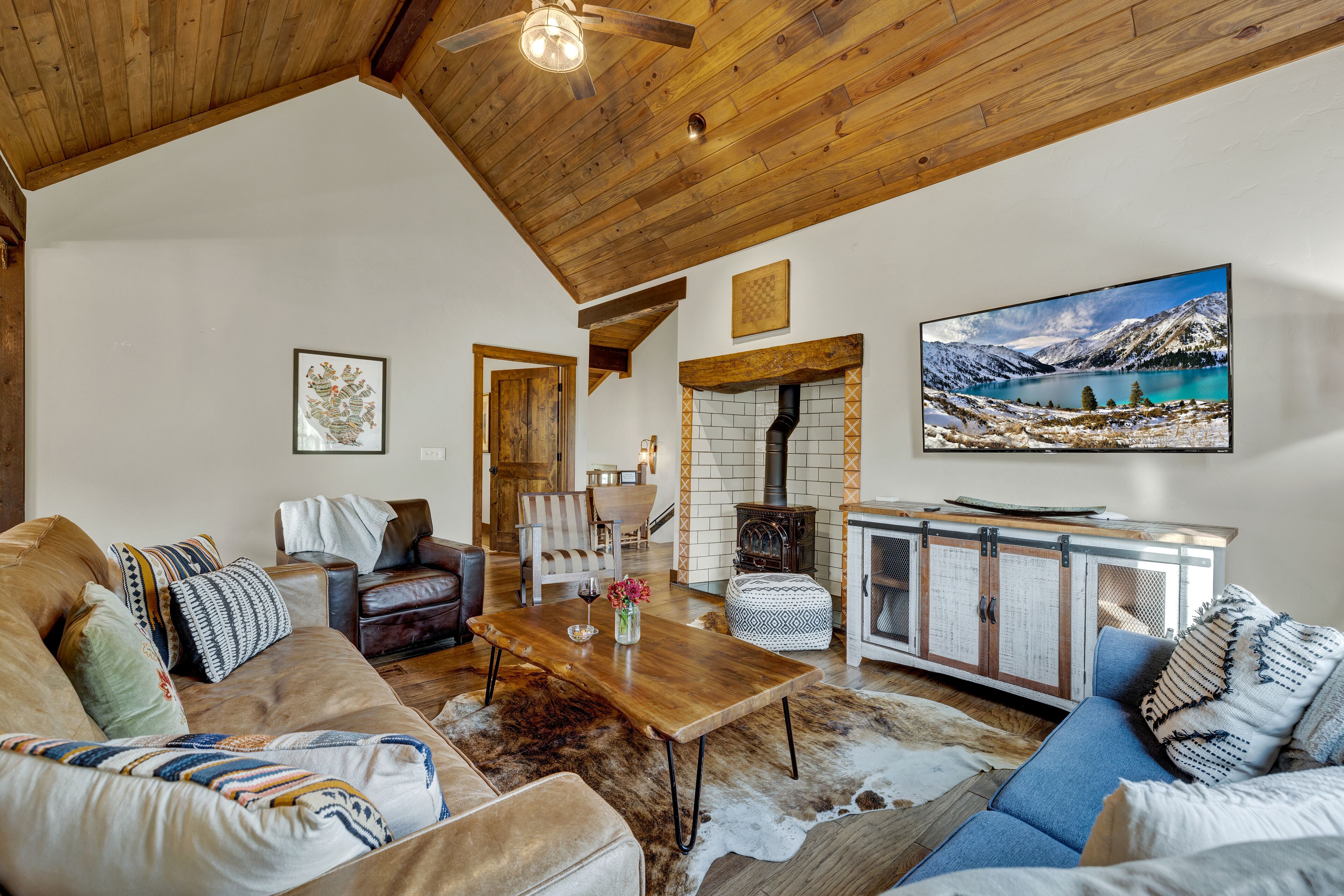 House, Multiple Beds, Hot Tub | Living area | TV