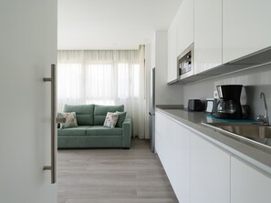 Refrigerador, microondas, cafetera y tetera y tetera eléctrica