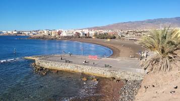Una spiaggia nelle vicinanze