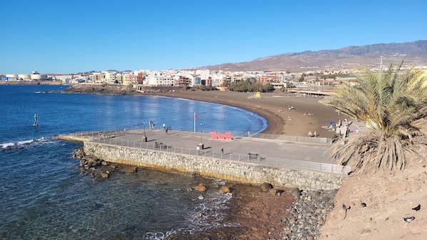 Una spiaggia nelle vicinanze