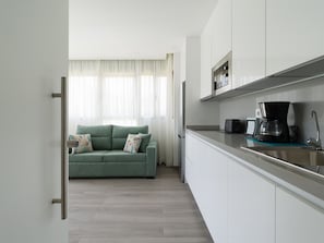 Frigorifero, microonde, piano cottura, macchina per tè/caffè