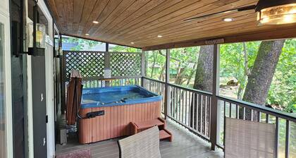 On the Hooch in HELEN Hot Tub Fireplace Dog Friendly Walk to all the fun!