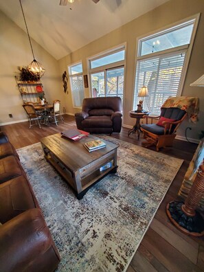 Smart-TV, Kamin, Bücher