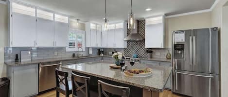 하우스, 침대(여러 개), 온수 욕조, 시내 전망 (112 W Mulberry St) | 전용 주방 | 커피/티 메이커