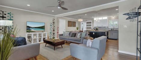 Casa, letti multipli, idromassaggio, vista città (112 W Mulberry St) | Area soggiorno | Docking station per MP3