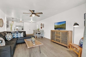 Apartment, Multiple Beds, Hot Tub (907 Hill St #2) | Living area