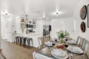 Apartment, Multiple Beds, Hot Tub (907 Hill St #2) | Dining