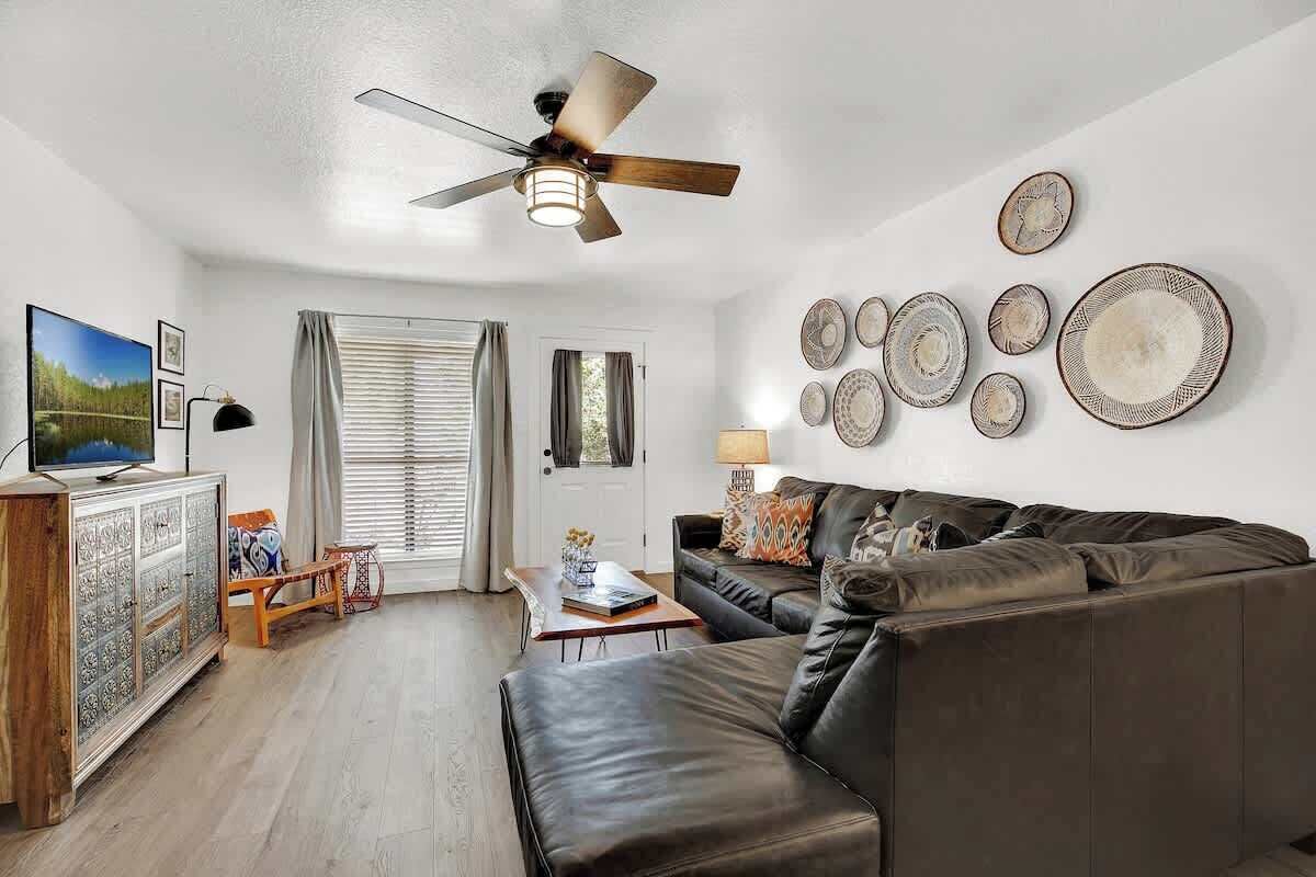 Apartamento, varias camas, bañera de hidromasaje (907 Hill St #2) | Zona de estar