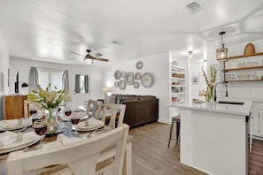 Apartment, Multiple Beds, Hot Tub (907 Hill St #2) | Dining