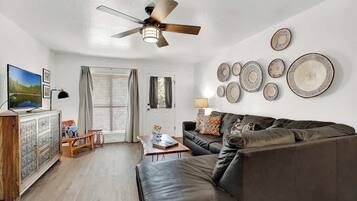 Departamento, varias camas, hidromasaje (907 Hill St #2) | Área de sala de estar