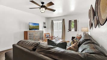 Apartment, Multiple Beds, Hot Tub (907 Hill St #2) | Living area