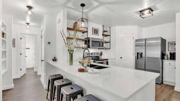 Departamento, varias camas, hidromasaje (907 Hill St #2) | Cocina privada | Cafetera y tetera