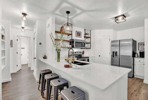 Apartment, Multiple Beds, Hot Tub (907 Hill St #2) | Private kitchen