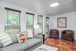 Ferienhaus, Mehrere Betten, Terrasse (506 N Pecan St.) | Wohnbereich