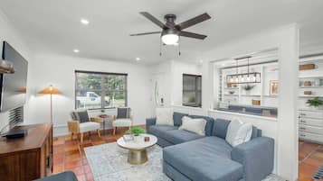 Casa, várias camas, varanda (506 N Pecan St.) | Área de estar