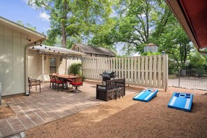 Outdoor dining - Pecan Retreat-half Mile to Main (Fredericksburg)