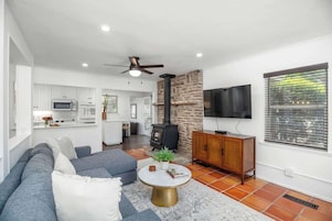 House, Multiple Beds, Patio (506 N Pecan St.) | Living area