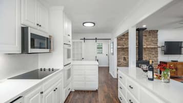 Rumah, Beberapa Tempat Tidur, patio (506 N Pecan St.) | Dapur pribadi | Mesin pembuat kopi/teh