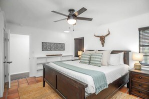 獨棟房屋, 多張床, 庭院 (506 N Pecan St.) | 2 間臥室、獨特裝潢、布置獨特、床單